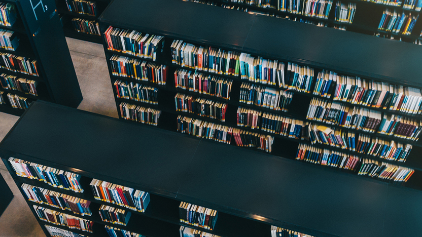 Bibliotheek met rijen boekenkasten, ter ondersteuning aan de Text Analytics blog