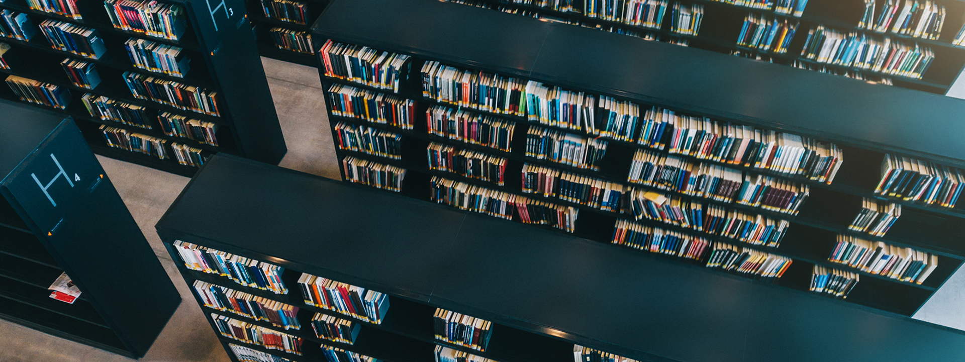 Bibliotheek met rijen boekenkasten, ter ondersteuning aan de Text Analytics blog