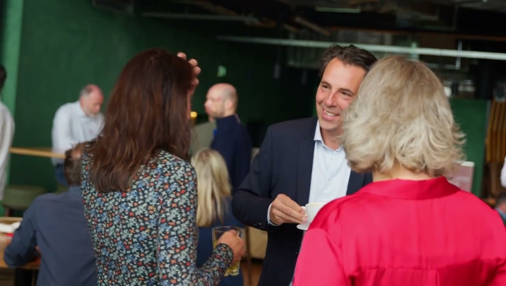 3 mensen aan het socializen