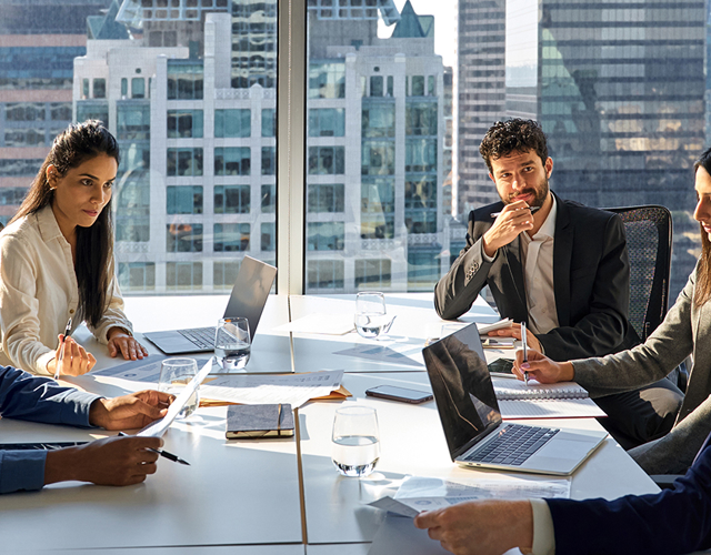 Boardoom met overleggende mensen, ter ondersteuning aan de blog over informatiebeveiliging en risicogebaseerd besturen