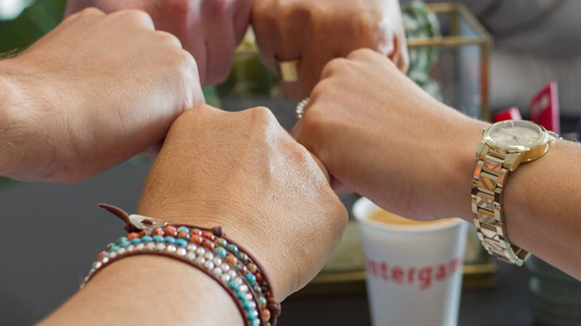 Handen bij elkaar, teamwork door Intergamma collega's