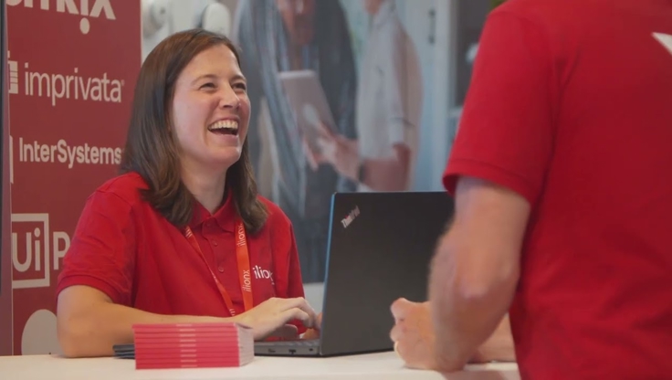 ilionx medewerker lacht