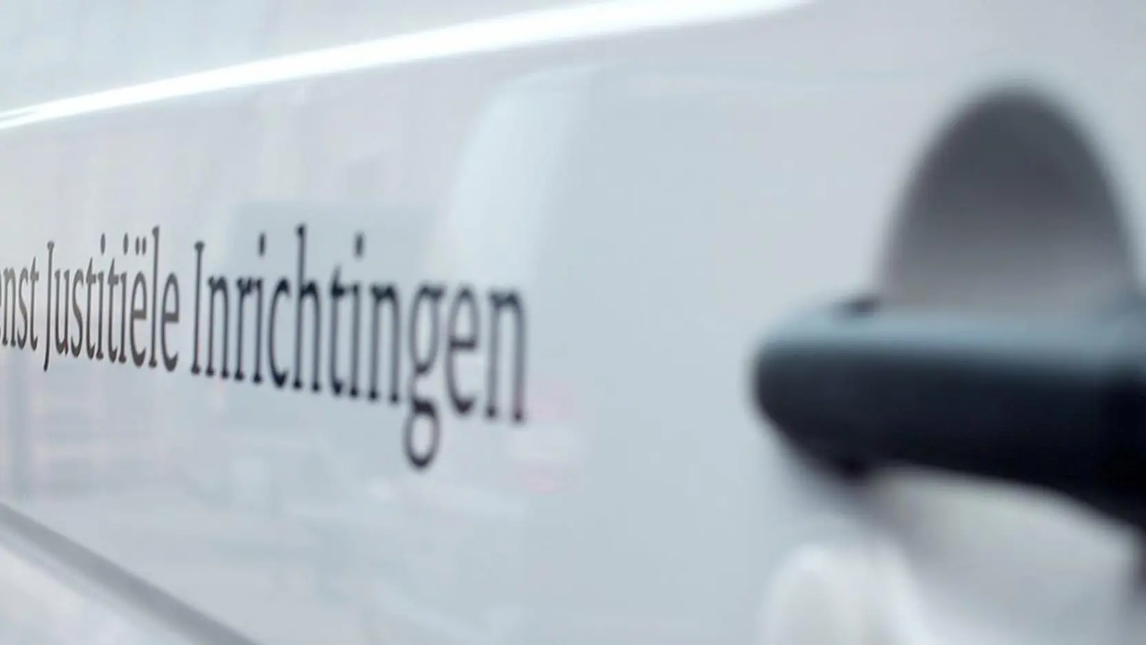 Zijkant van een busje van DJI | Dienst Justitiële Inrichtingen
