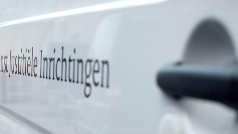 Zijkant van een busje van DJI | Dienst Justitiële Inrichtingen