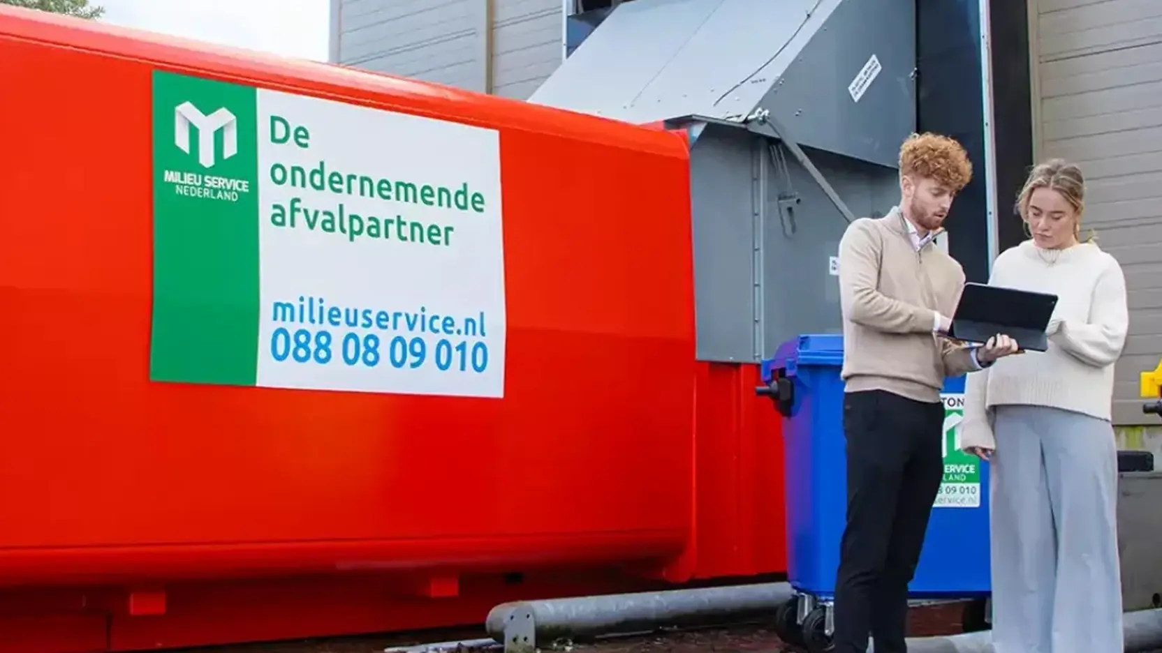 Afbeelding van een rode afvalcontainer met twee medewerkers ervoor, ter ondersteuning aan het klantverhaal Milieu Service Nederland