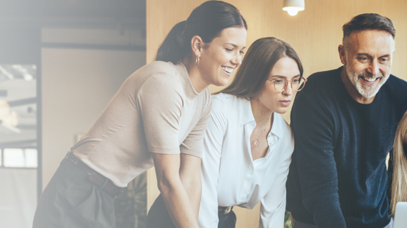 Afbeelding van vijf pratende collega's, ter ondersteuning bij het klantverhaal met Arbo Unie