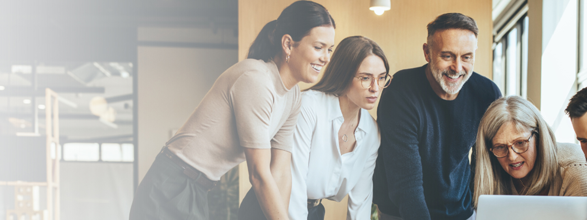 Afbeelding van vijf pratende collega's, ter ondersteuning bij het klantverhaal met Arbo Unie