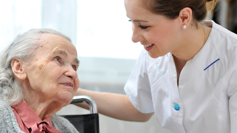 Header Envida | verzorgende helpt een oudere vrouw