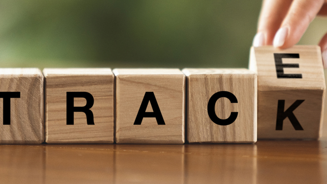5 blokken met 'track' en als je de laatste letter omdraait staat er 'trace'