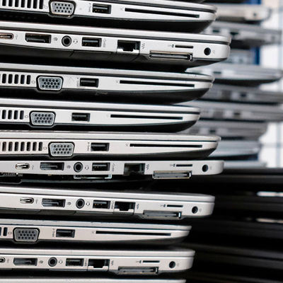 Stapel van laptops in een kar