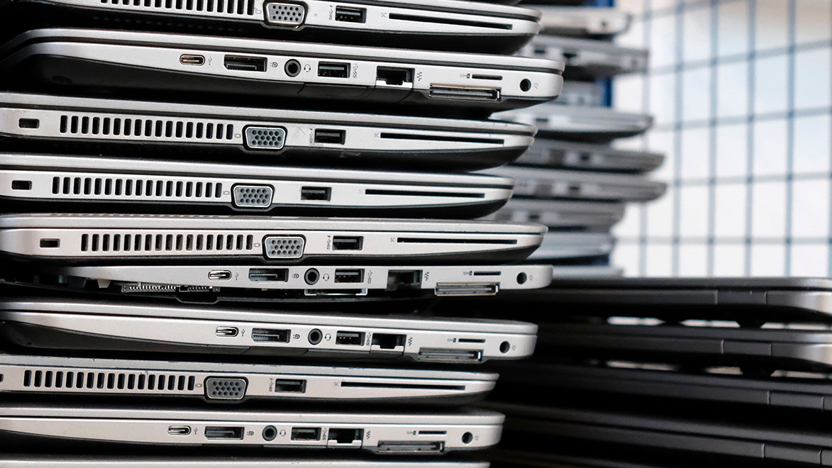 Stapel van laptops in een kar