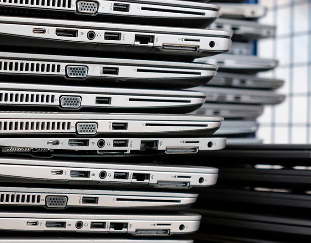 Stapel van laptops in een kar