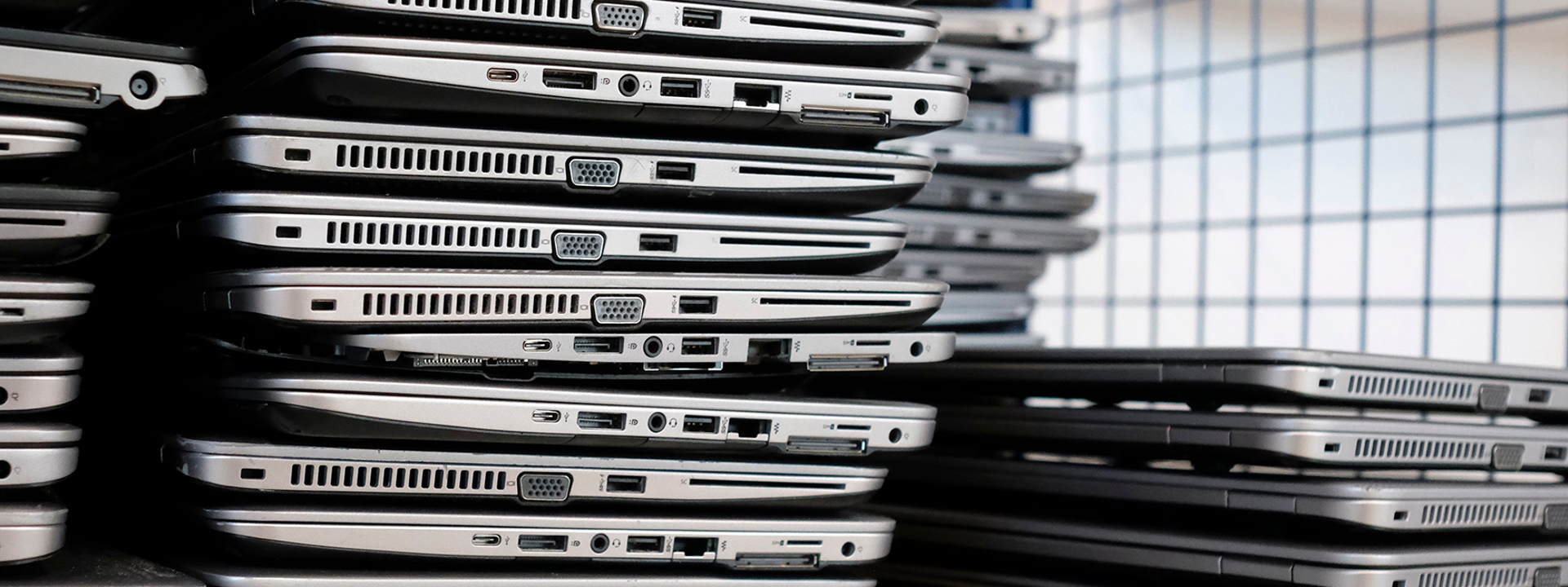 Stapel van laptops in een kar