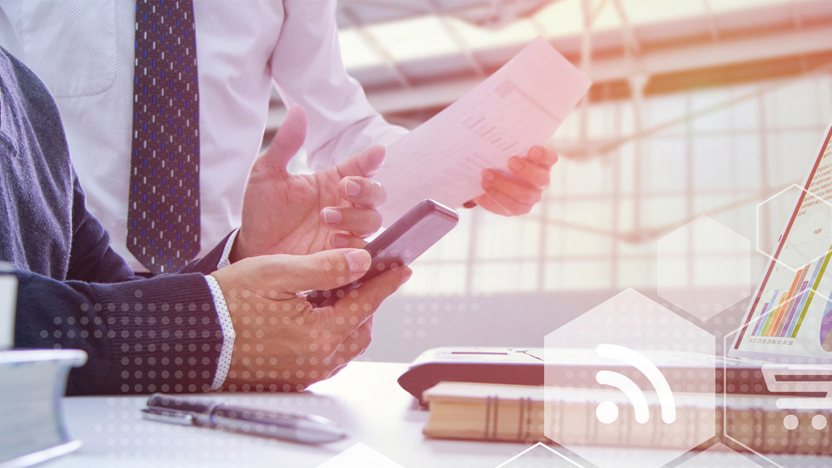 Twee personen met een computer waar performance op gekeken worden