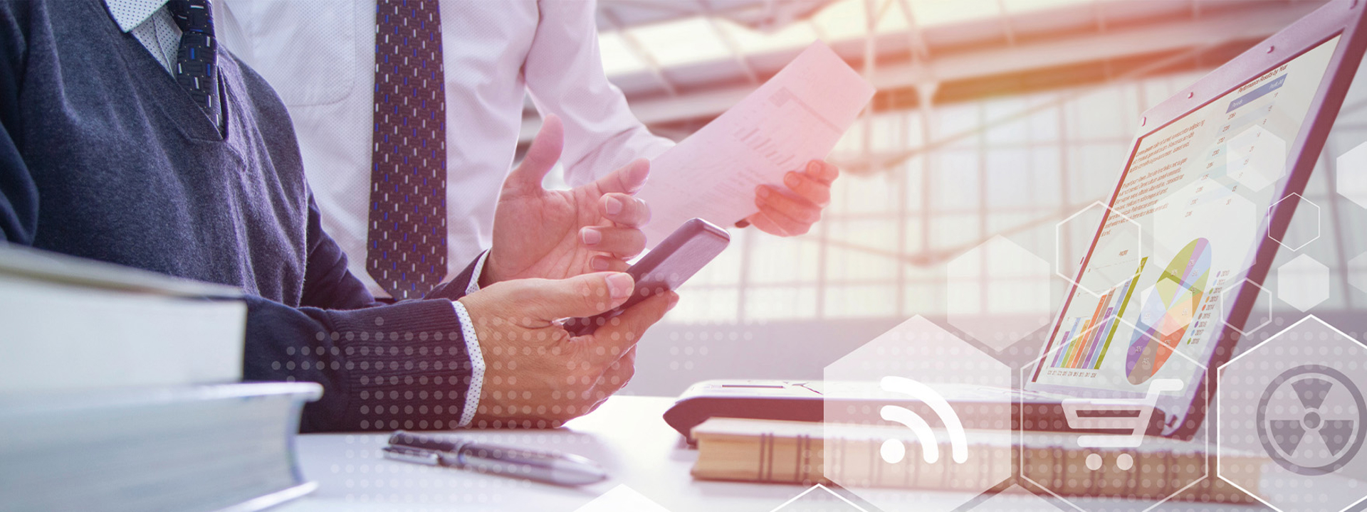 Twee personen met een computer waar performance op gekeken worden