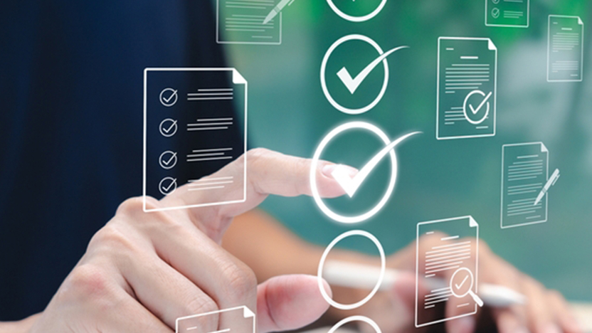 Man met afvinklijstje, ter ondersteuning aan de blog over hoe je digitale toegankelijkheid kunt toetsen