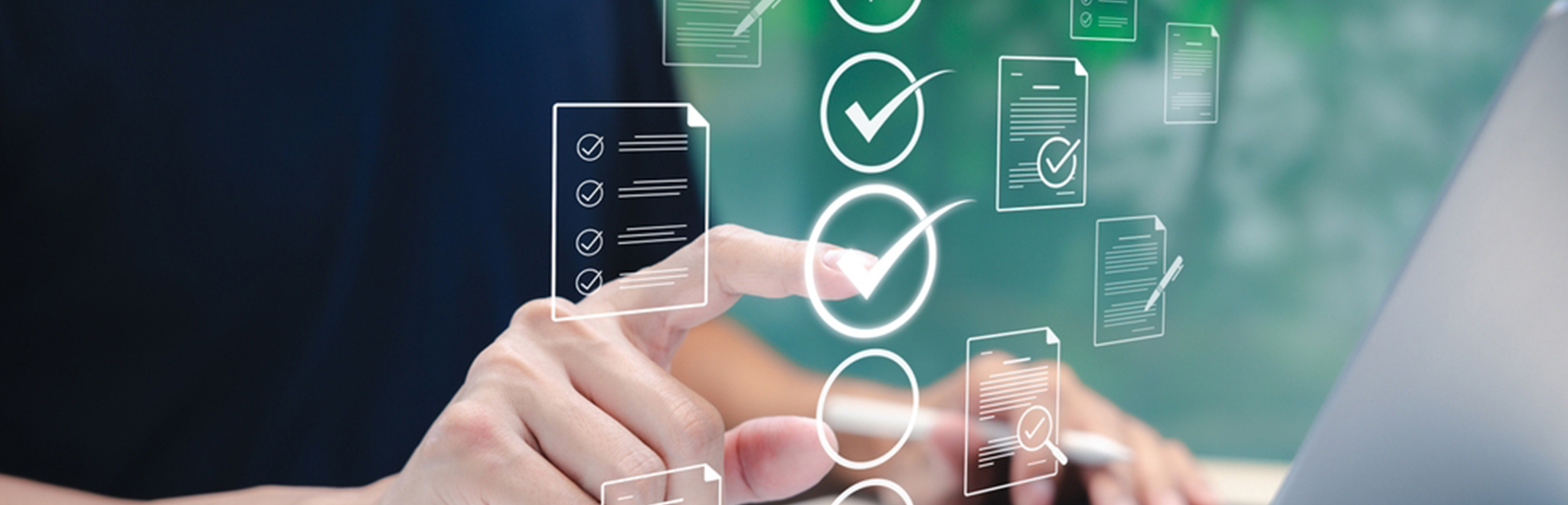 Man met afvinklijstje, ter ondersteuning aan de blog over hoe je digitale toegankelijkheid kunt toetsen