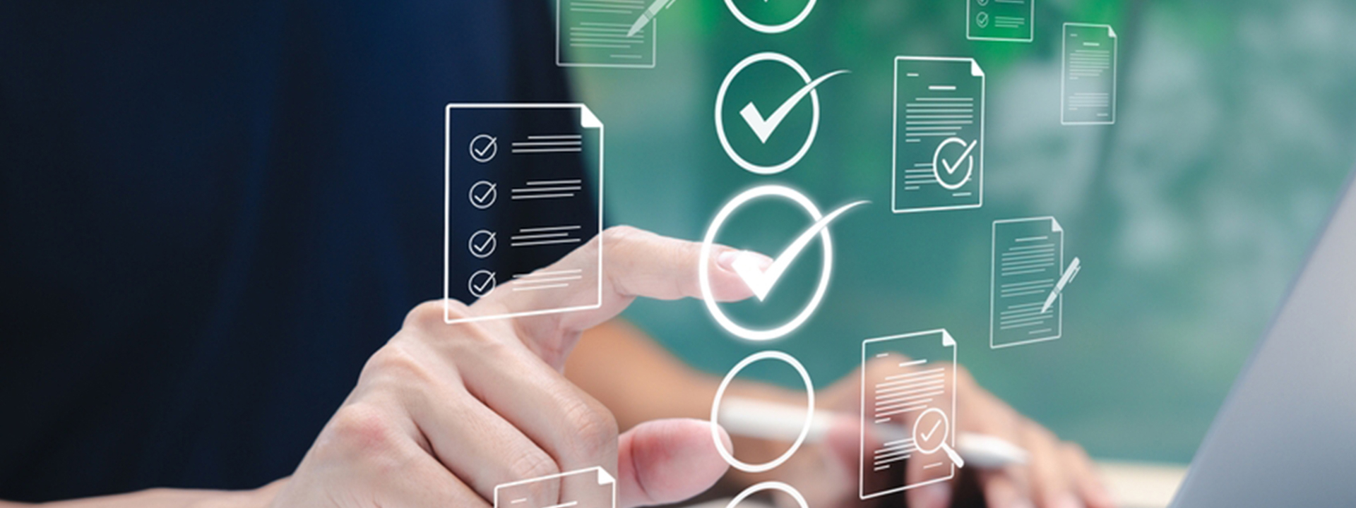 Man met afvinklijstje, ter ondersteuning aan de blog over hoe je digitale toegankelijkheid kunt toetsen