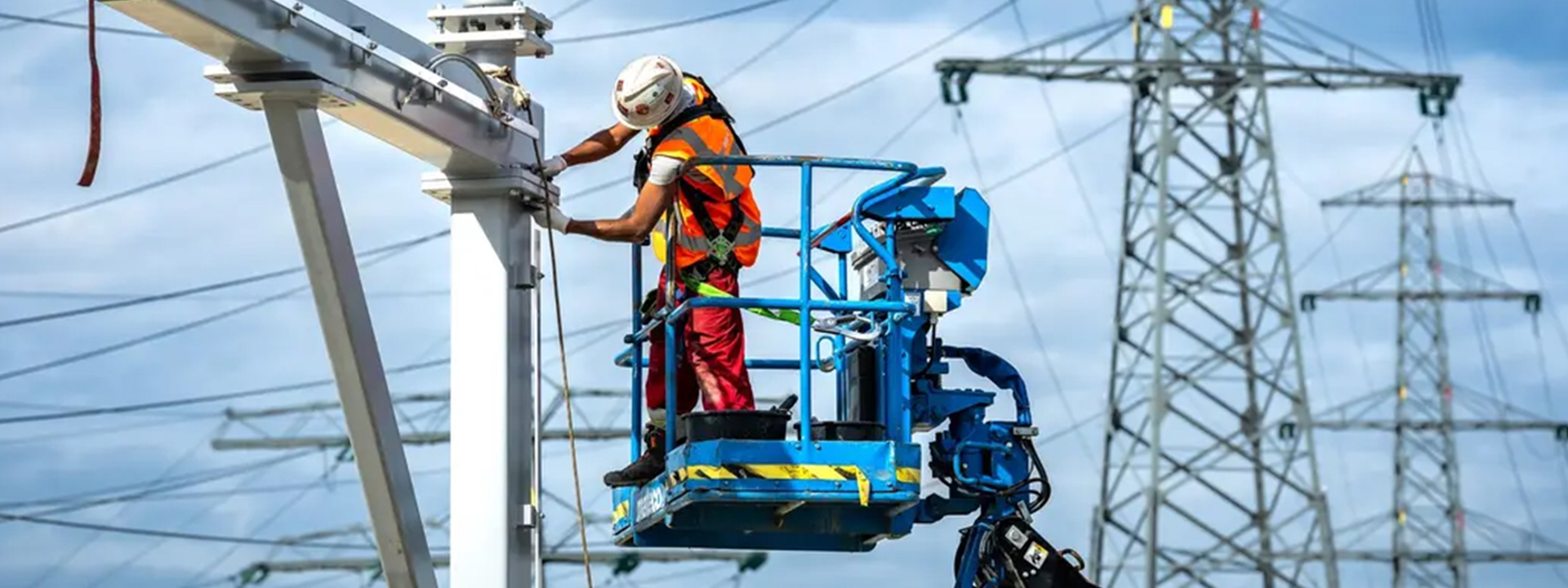 Man op hoogwerker werkt aan het stroomnet | Afbeelding ter ondersteuning bij het cybersecurity TenneT persbericht
