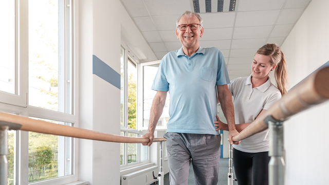 Blog over ZorgControl | oudere doet oefeningen met fysiotherapeut