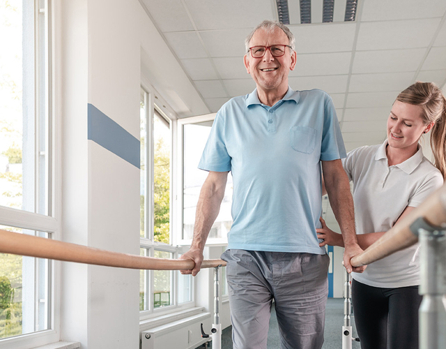 Blog over ZorgControl | oudere doet oefeningen met fysiotherapeut