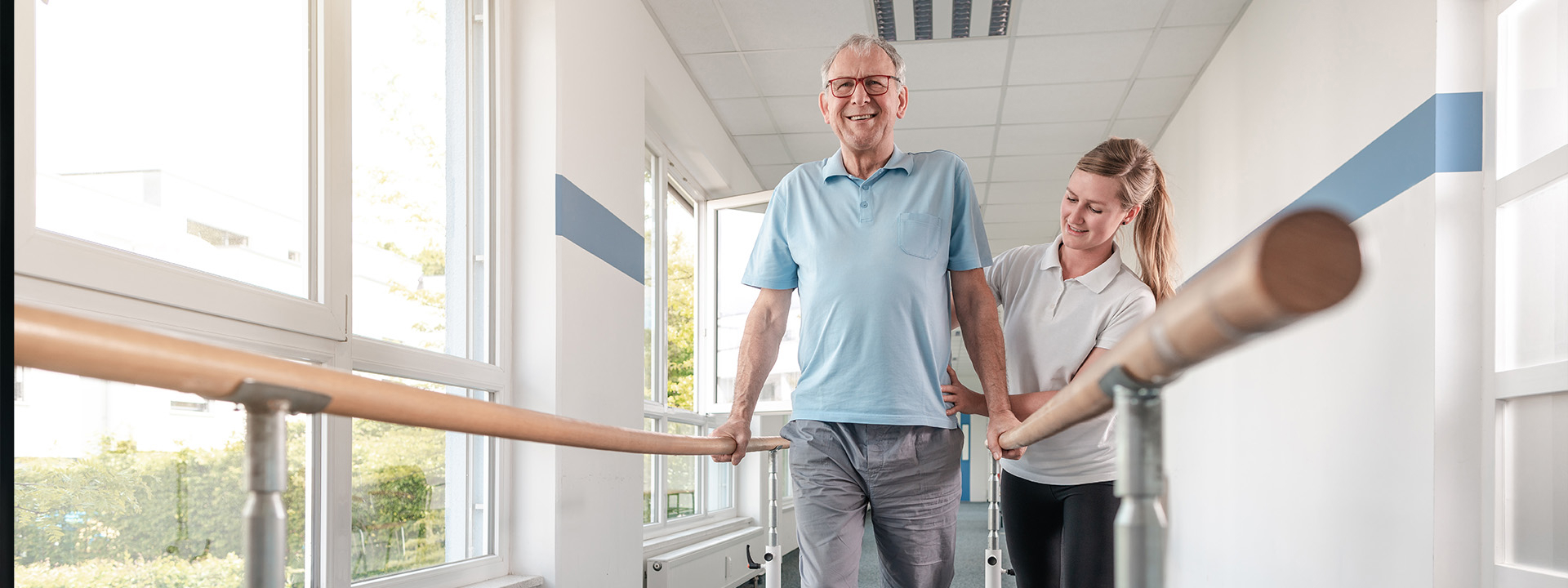 Blog over ZorgControl | oudere doet oefeningen met fysiotherapeut