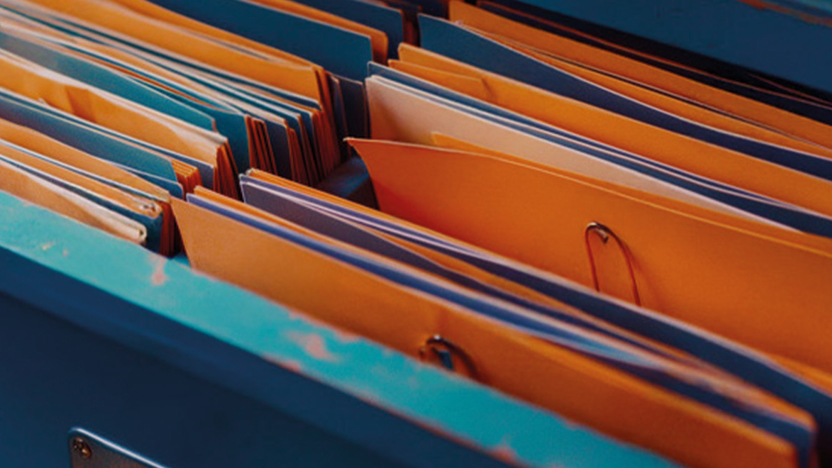 Een la met allemaal documenten erin