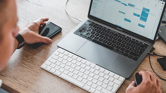 Persoon achter zijn laptop voor ENSIA audit