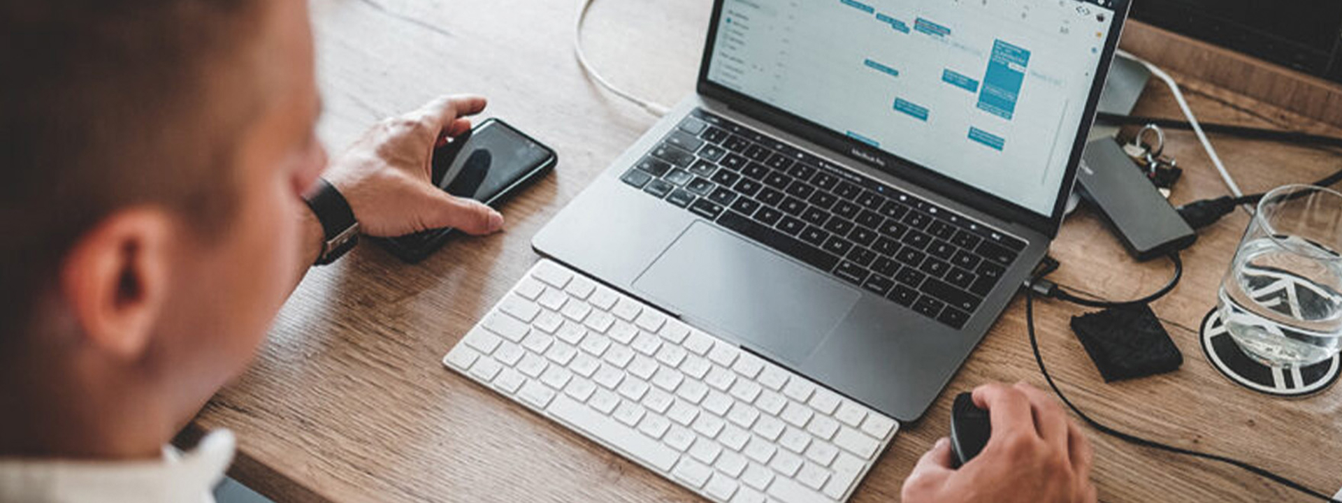 Persoon achter zijn laptop voor ENSIA audit