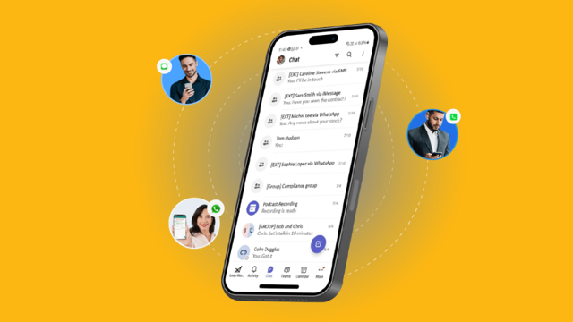 Telefoon met chatscherm open, ter ondersteuning aan het persbericht over LeapXpert