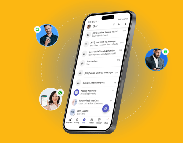 Telefoon met chatscherm open, ter ondersteuning aan het persbericht over LeapXpert