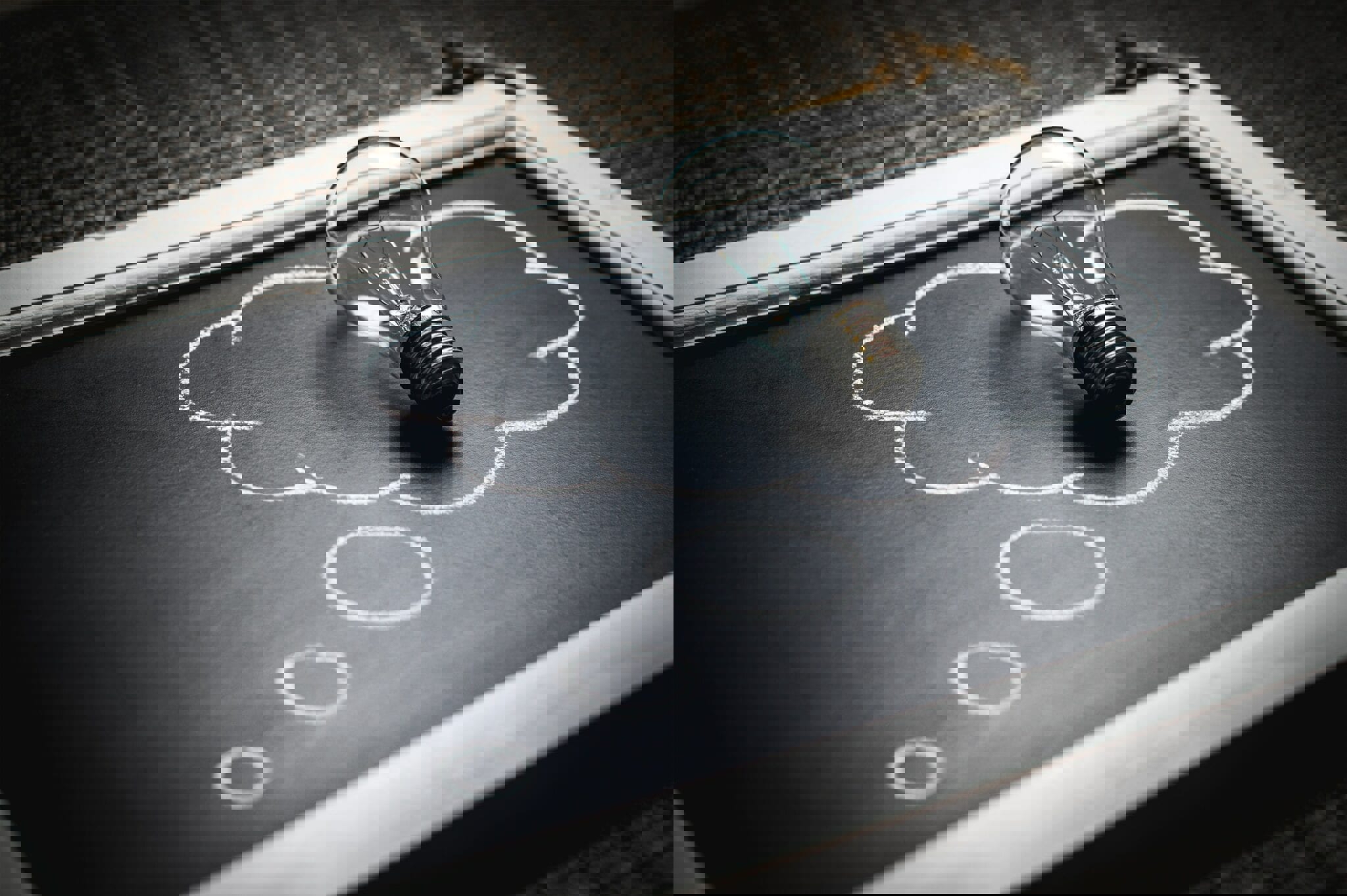 gedachten wolk met gloeilamp