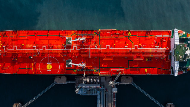 Rode olietanker vanaf de bovenkant gezien - ter ondersteuning aan de Smart Document Understanding (SDU) blog over klant Chemship