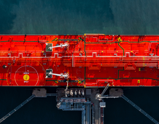 Rode olietanker vanaf de bovenkant gezien - ter ondersteuning aan de Smart Document Understanding (SDU) blog over klant Chemship