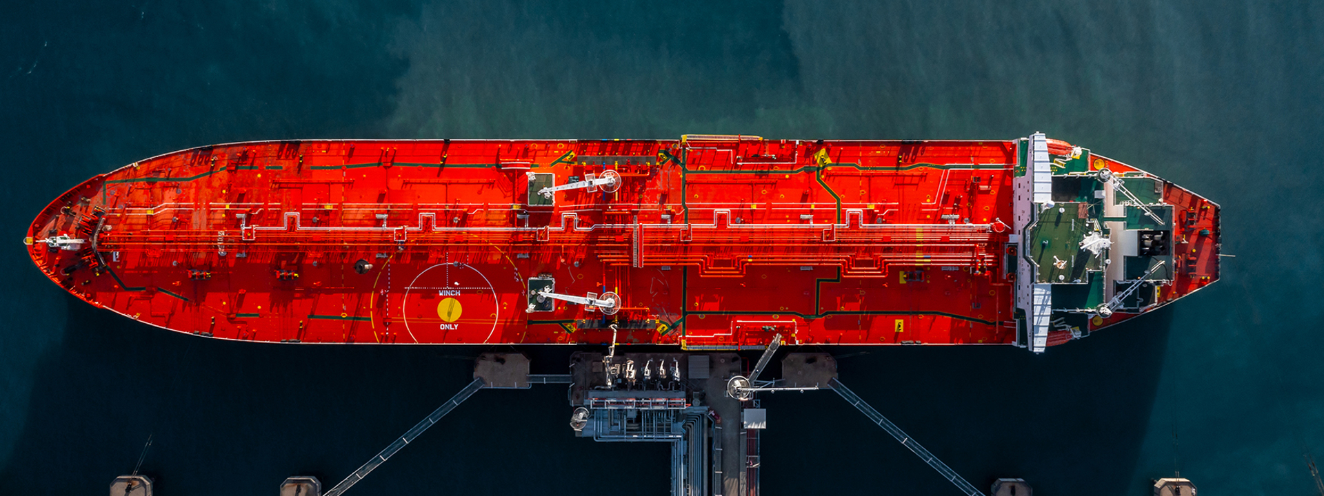 Rode olietanker vanaf de bovenkant gezien - ter ondersteuning aan de Smart Document Understanding (SDU) blog over klant Chemship