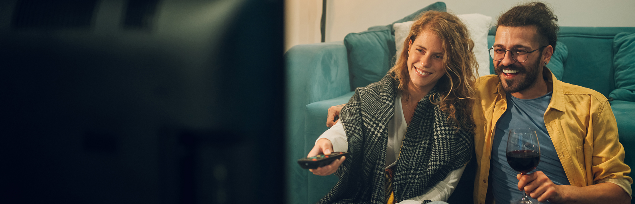 Twee tv-kijkende mensen die lachen, ter ondersteuning aan BNNVARA klantverhaal