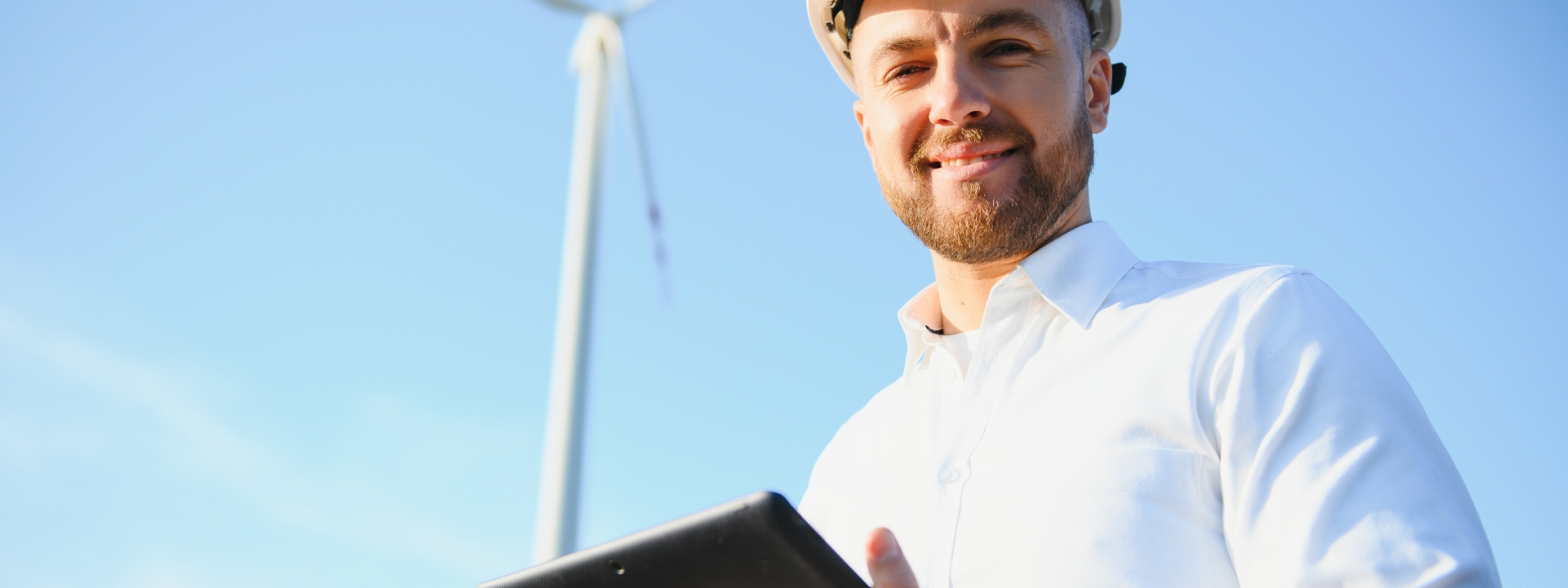 Jonge Ingenieur Bekijkt En Controleert Windturbine