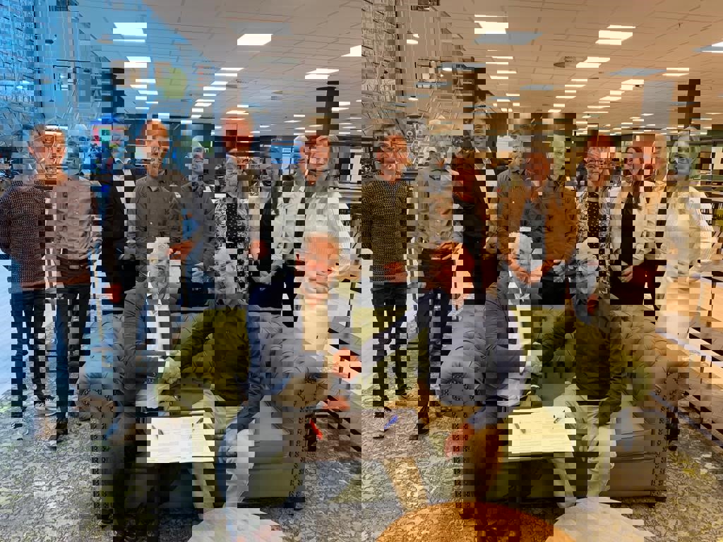 Contract wordt getekend door groep mensen