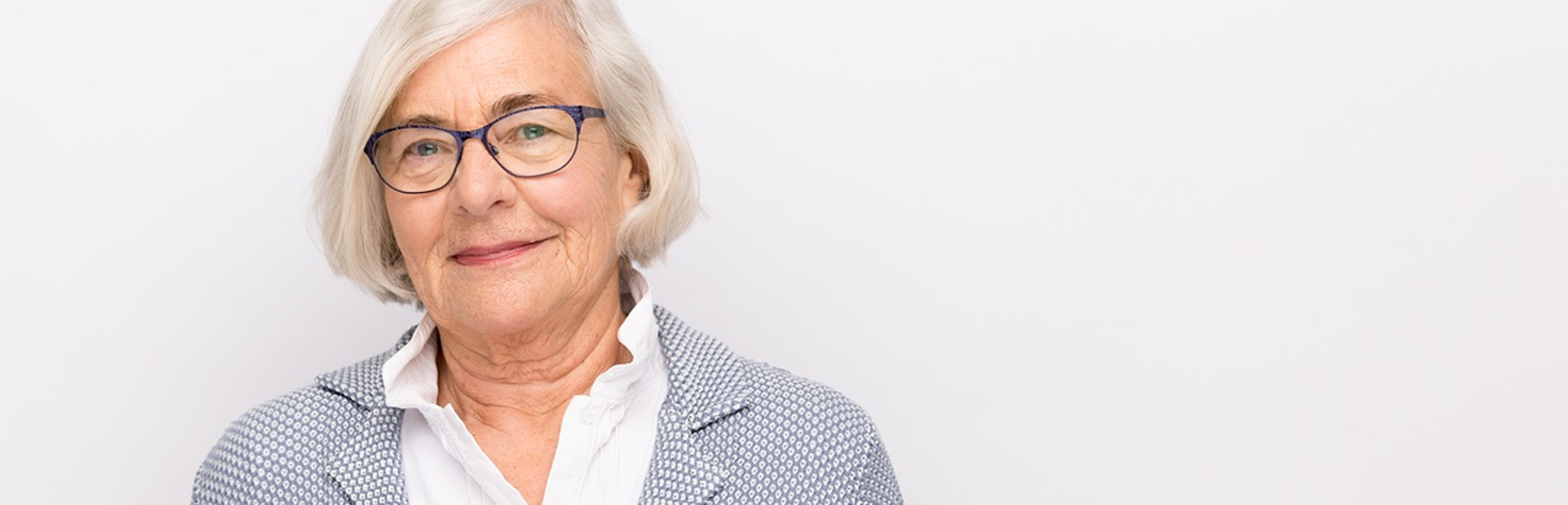 Lachende oudere vrouw ter ondersteuning aan het klantverhaal van het CAK