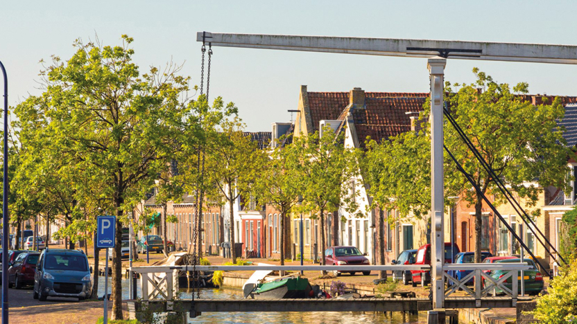 Een brug met huizen in de gemeente Waadhoeke