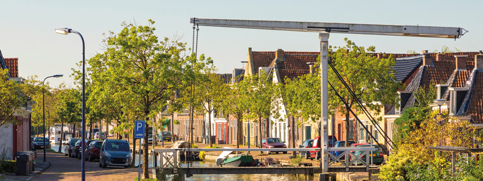 Een brug met huizen in de gemeente Waadhoeke