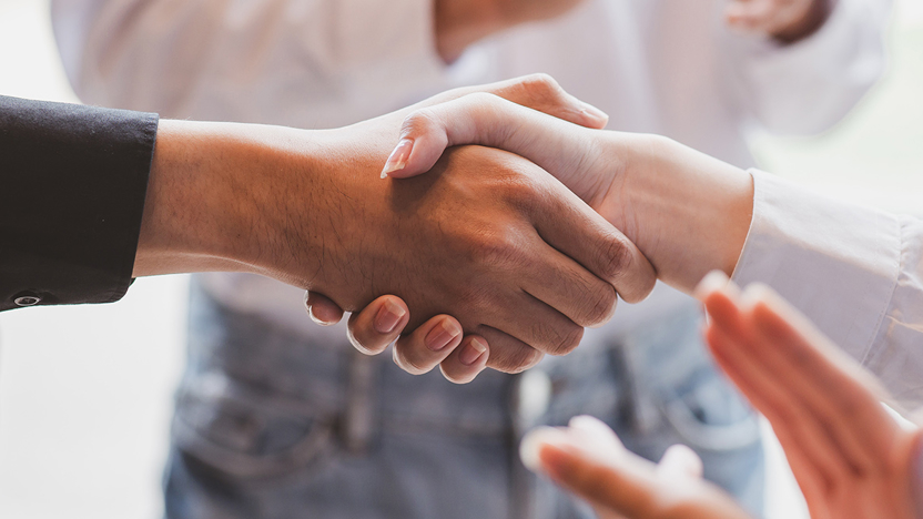 Handenschuddende mensen ter ondersteuning bij het persbericht over de juridische fusie van Inergy en Le Blanc Advies