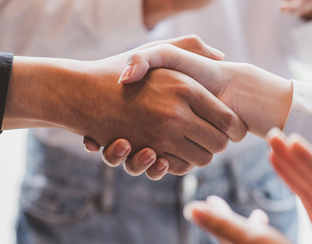 Handenschuddende mensen ter ondersteuning bij het persbericht over de juridische fusie van Inergy en Le Blanc Advies