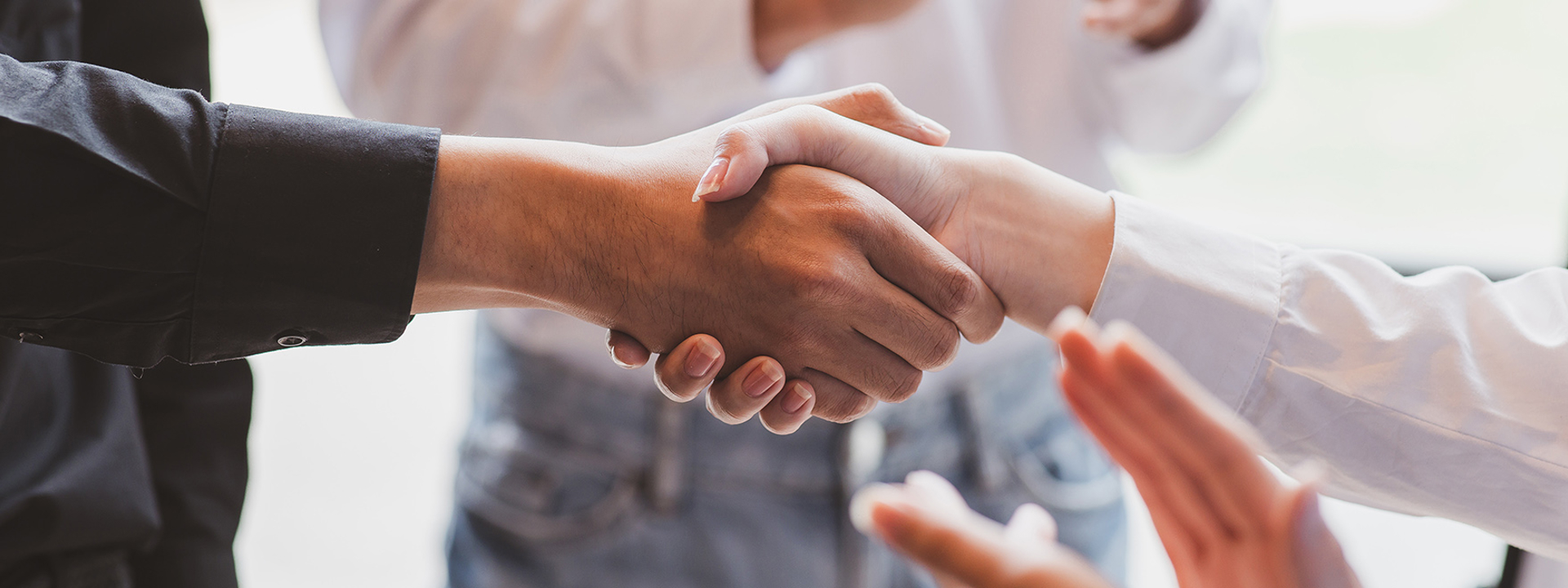 Handenschuddende mensen ter ondersteuning bij het persbericht over de juridische fusie van Inergy en Le Blanc Advies