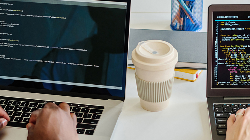 Developers die werken aan softwareontwikkeling, ter ondersteuning bij de blog over Hyper Developer