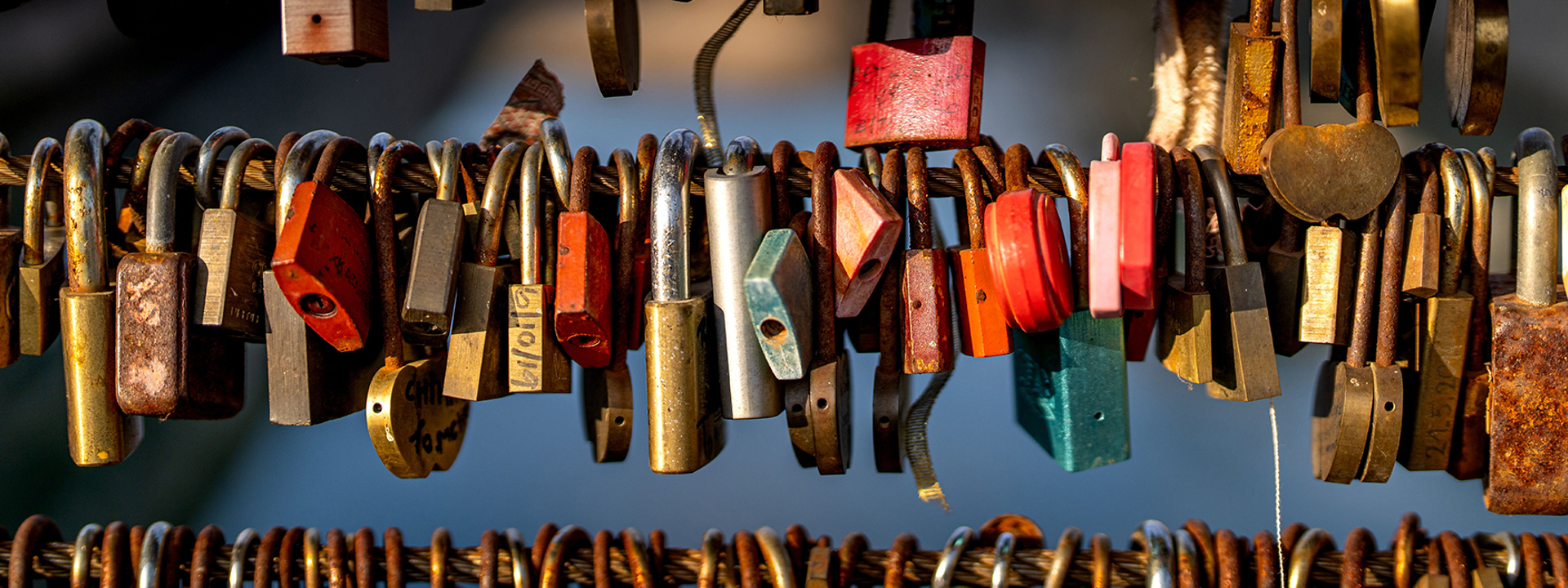 Padlocks op een rij, symbolisch ter ondersteuning aan cybersecurity blog over waarom wachtwoorden verleden tijd moeten zijn