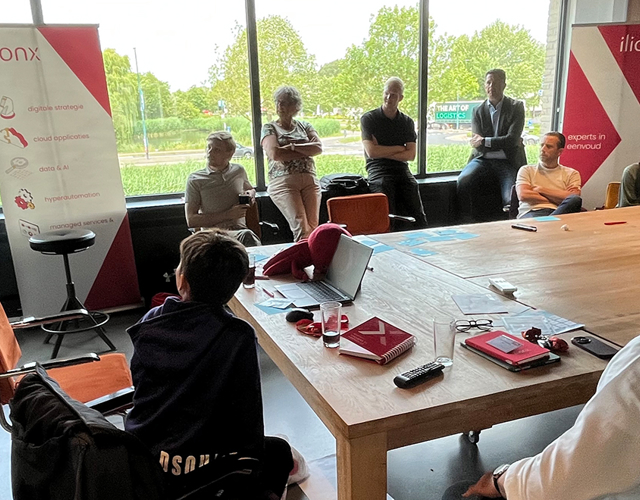 Twee jonge Bazen van Morgen en ilionx collega's om de tafel tijdens de JINC Baas van Morgen Dag 2025