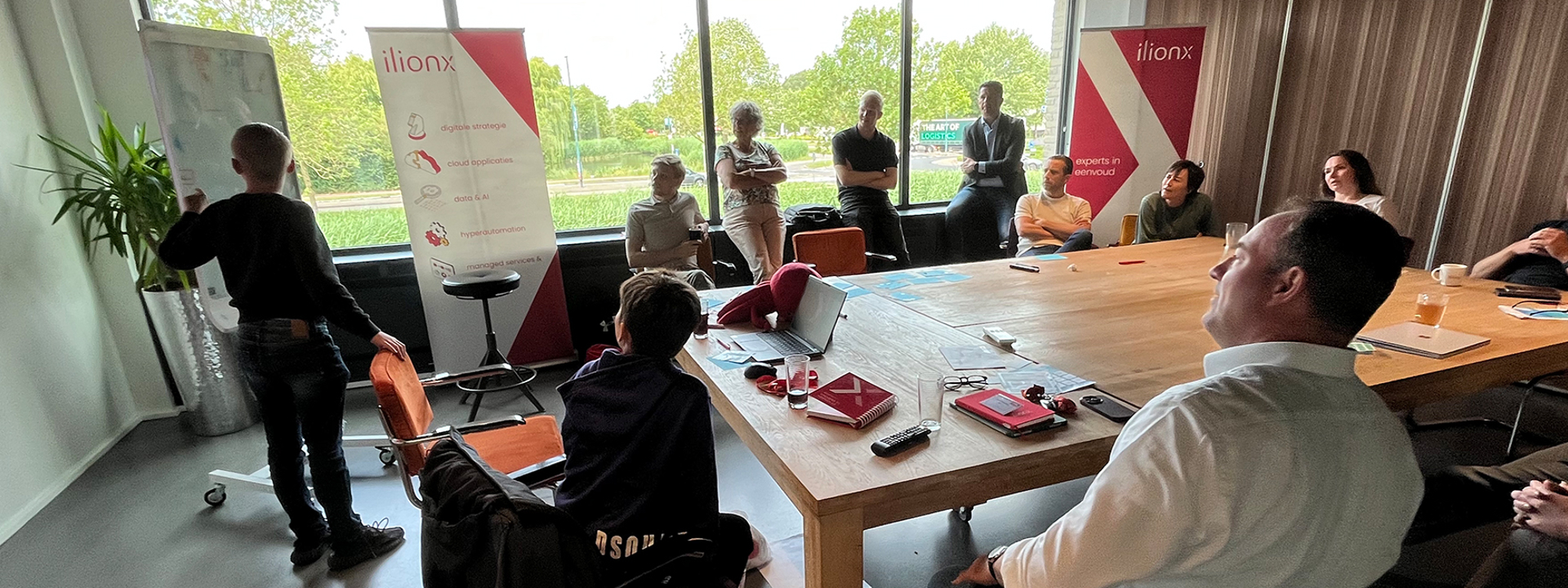 Twee jonge Bazen van Morgen en ilionx collega's om de tafel tijdens de JINC Baas van Morgen Dag 2025