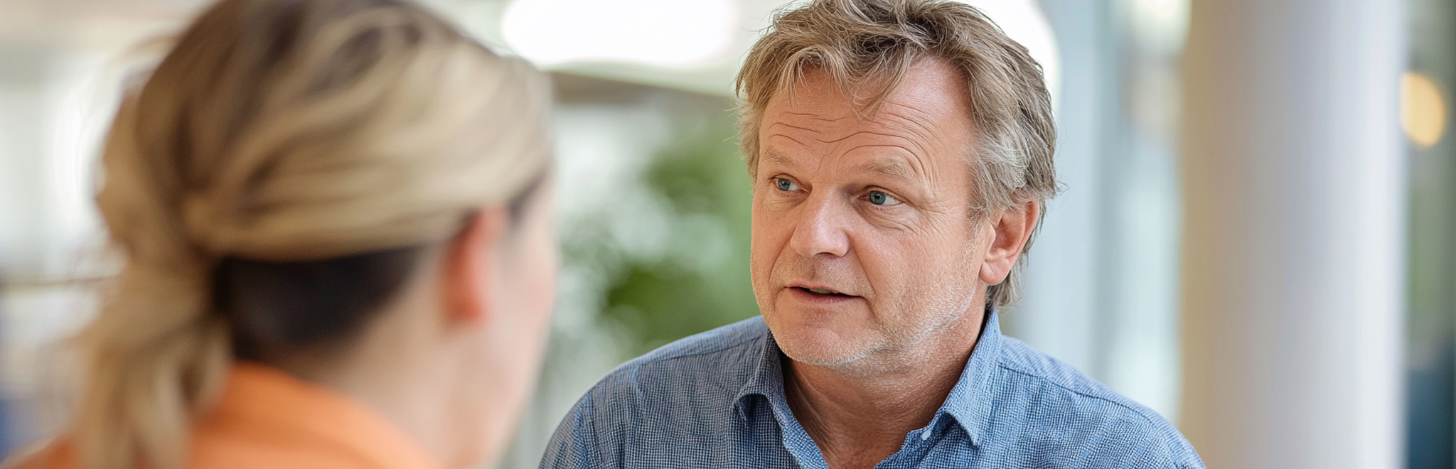 Man kijkt naar vrouw, afbeelding ter ondersteuning aan Robidus klantverhaal