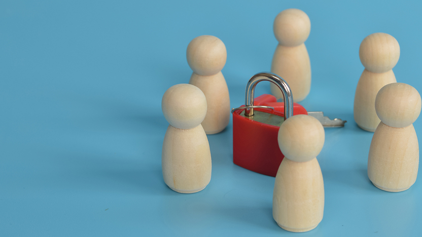 Houten pionnen met sleutel in het midden, ter ondersteuning aan de blog over de Coördinerend Functionaris Gegevensbescherming